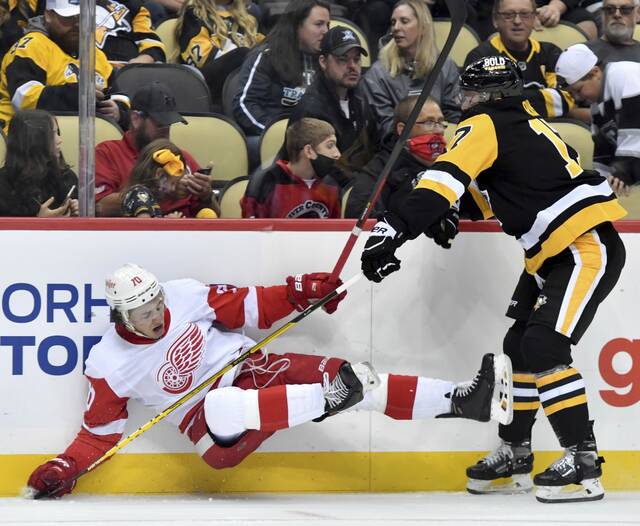 4302074_web1_ptr-Pens-RedWings05-100421