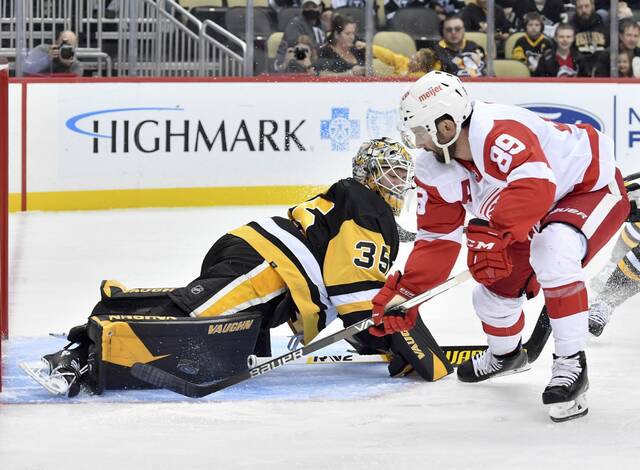 4304112_web1_ptr-Pens-RedWings02-100421 4304112_web1_ptr-Pens-RedWings02-100421
