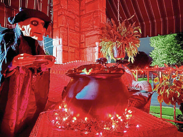 4306919_web1_vnd-HalloweenScene-100821-2