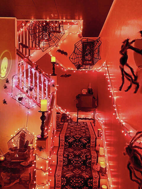 4306919_web1_vnd-HalloweenScene-100821-6