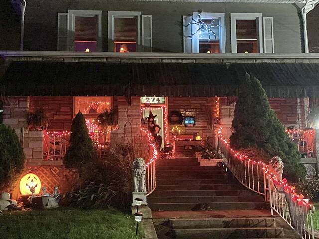 4306919_web1_vnd-HalloweenScene-100821-7