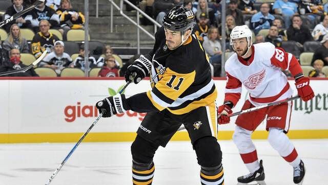4317374_web1_ptr-Pens-RedWings07-100421