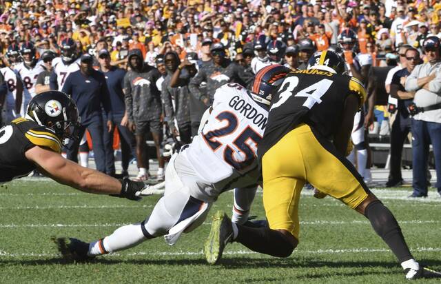 4328425_web1_ptr-steelersbroncos09-101121