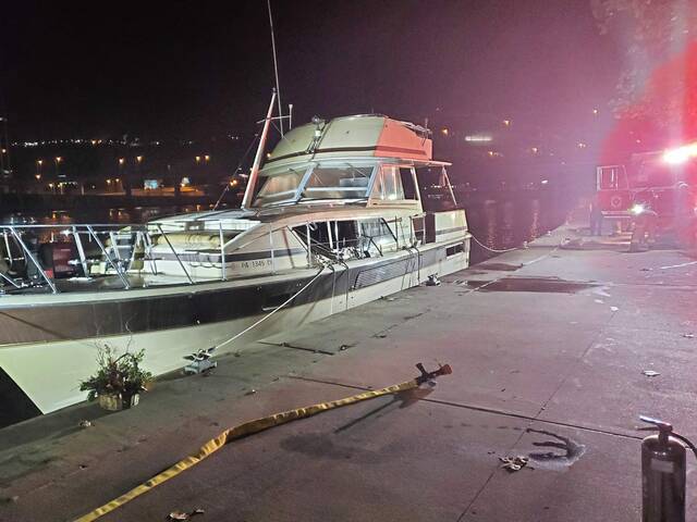 4341362_web1_ptr-houseboatfire-101521
