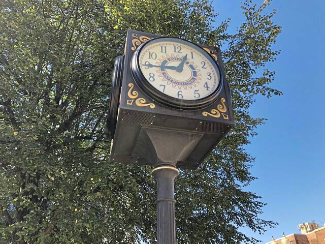 4367036_web1_gtr-GreensburgClock