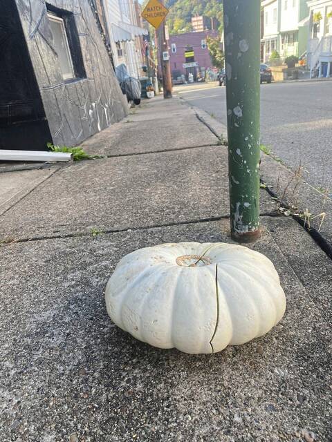 4367295_web1_ptr-pumpkinhead-102221