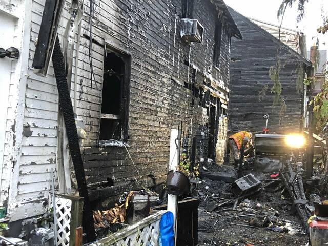 4375323_web1_Fire-investigators