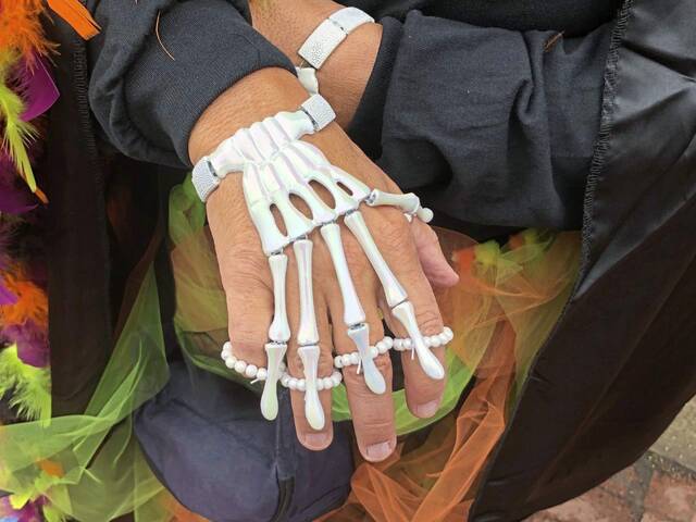 4377677_web1_Skeleton-hand