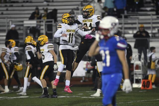 Janeda’s 4th-quarter plays help Montour get past Chartiers Valley, into WPIAL playoffs