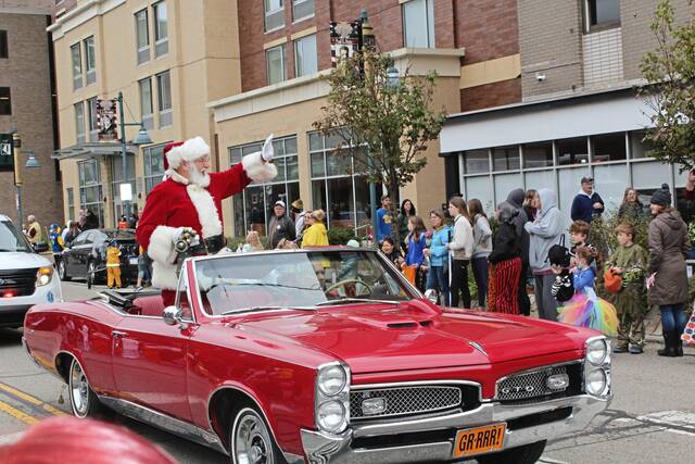 4400125_web1_ptr-MtLParade-09-103121