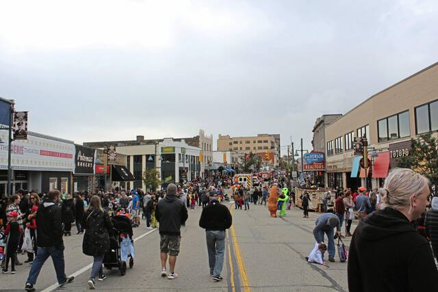 4400125_web1_ptr-MtLParade-12-103121