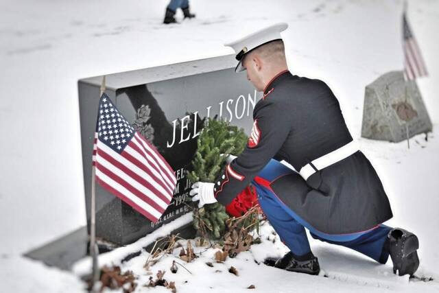 4406621_web1_NorthHuntingdonWreaths