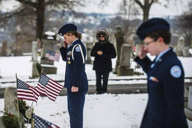 4406621_web1_NorthHuntingdonWreaths2