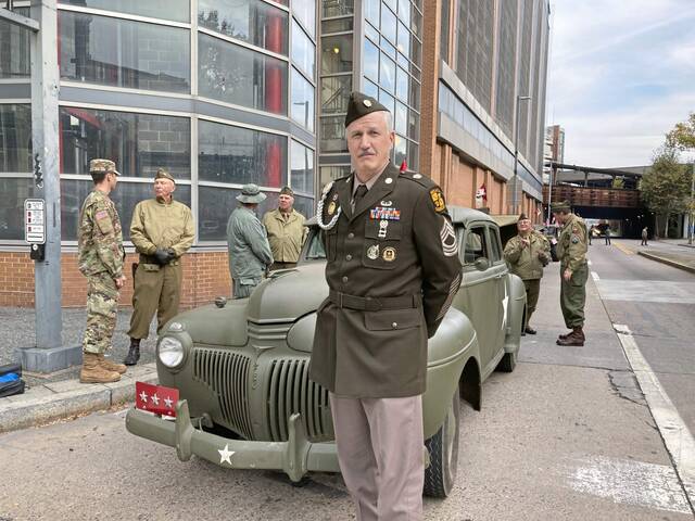 4442226_web1_ptr-VeteransDayParade1-111221