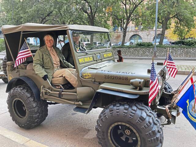 4442226_web1_ptr-VeteransDayParade3-111221
