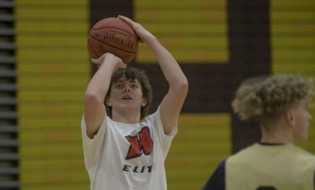 After seamless coaching change, Highlands boys basketball team has high expectations again