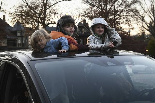 4505315_web1_ptr-MenorahParade003-120121