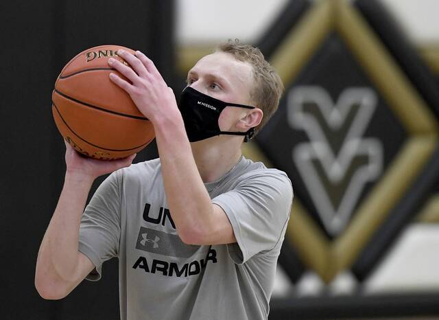 New coach, returning starters look to get Valley boys basketball back on track