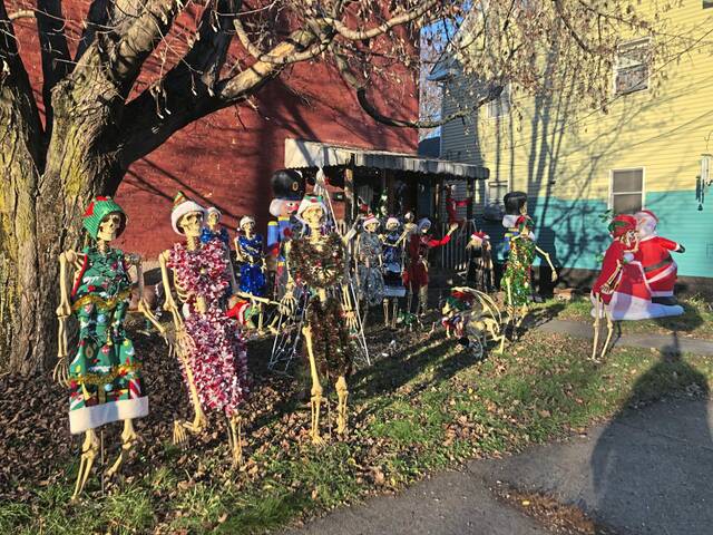 4531027_web1_VND-HalloweenChristmas2-120921