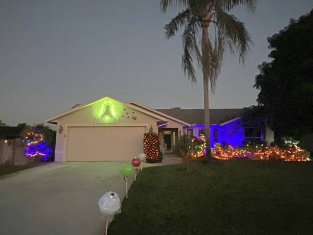 4560733_web1_ptr-Charleroilights-121721-1-