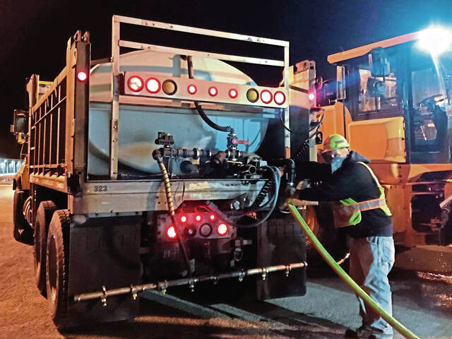 4622471_web1_vnd-streetsalting-010822-3