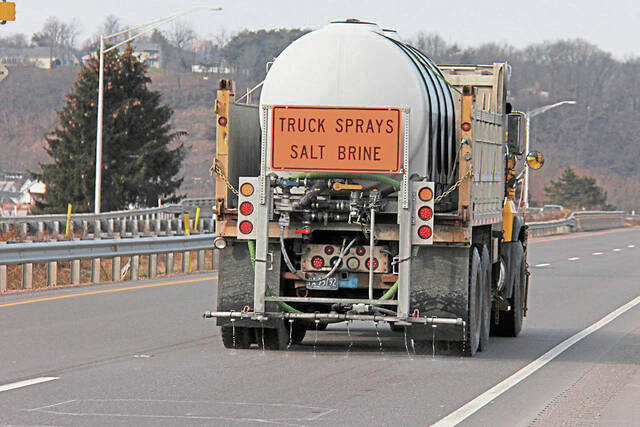 4622471_web1_vnd-streetsalting-010822-4