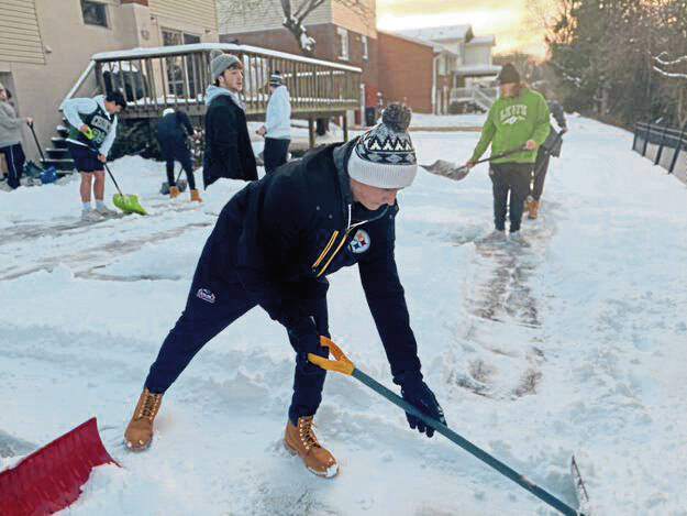 4665693_web1_BPJ-SnowShovelPlayers2-012722