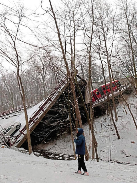 4691113_web1_ptr-bridgecollapse-801-012922