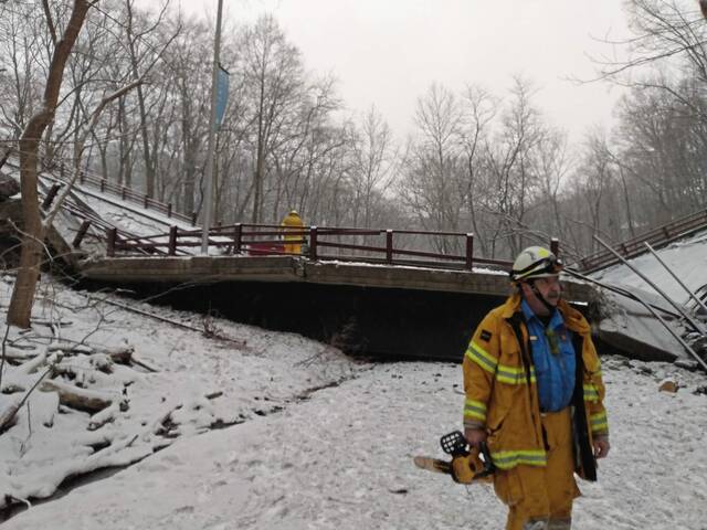 4692103_web1_ptr-BridgeCollapse002