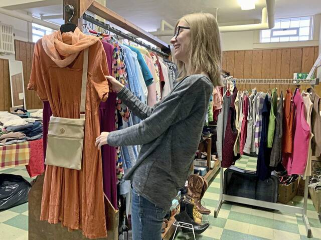 4660324_web1_vep-clothescloset-020822--2-