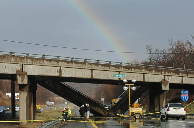 4709061_web1_lakeview-drive-bridge-collapse-01-12282005