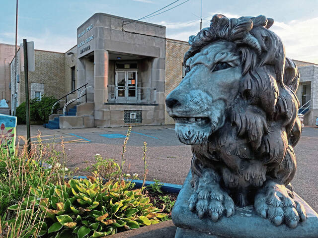 4731383_web1_web-arnoldcityhalllion