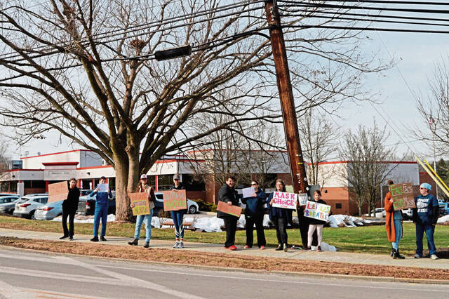 4754393_web1_vnd-FoxChapelProtest-021722-6