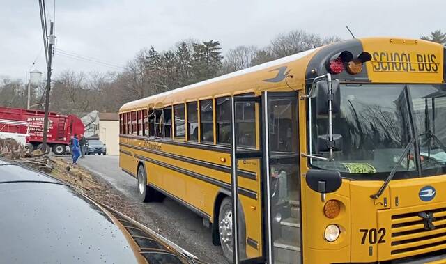 4773783_web1_nj-BusGarbageTruck-022322