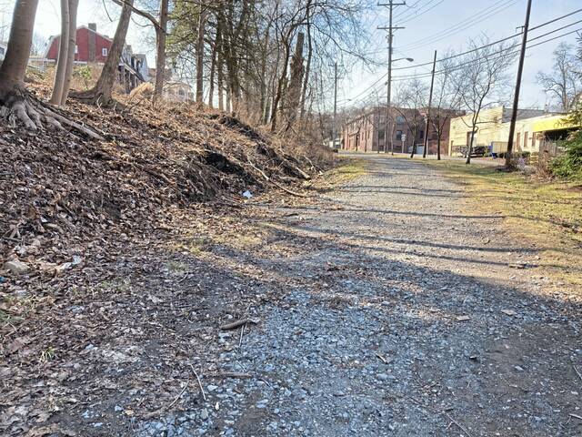 4802860_web1_ptr-WestEndTrolleyTrail2-030322