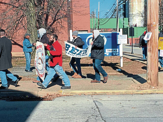 4812105_web1_gtr-LatBrewPicket2-030522
