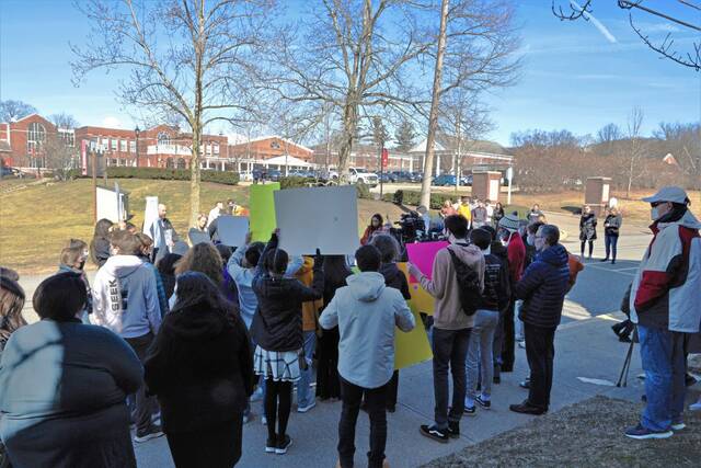 4812352_web1_sew-AcademyProtest2-030522