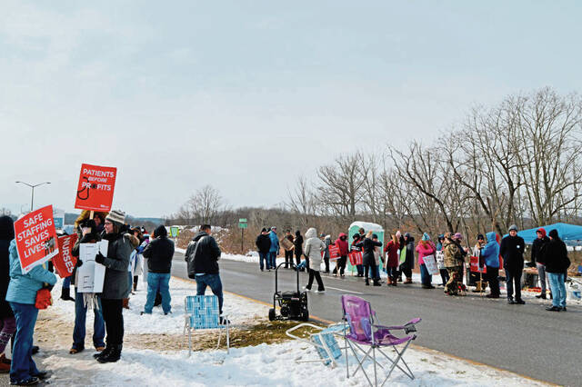 4842019_web1_vnd-Nursestrike-031422-8