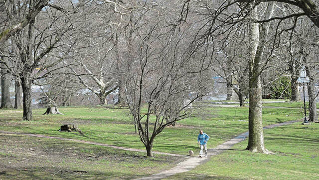 4845021_web1_GTR-LO-WalkInPark-031522