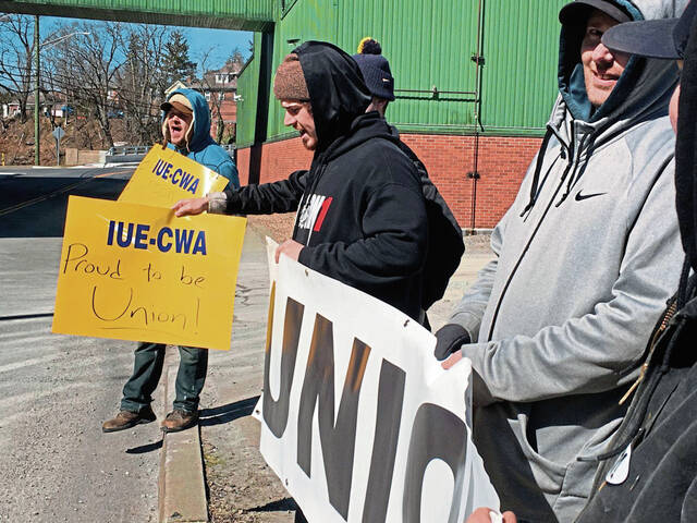 4869481_web1_gtr-LatBrewPicket4-030522