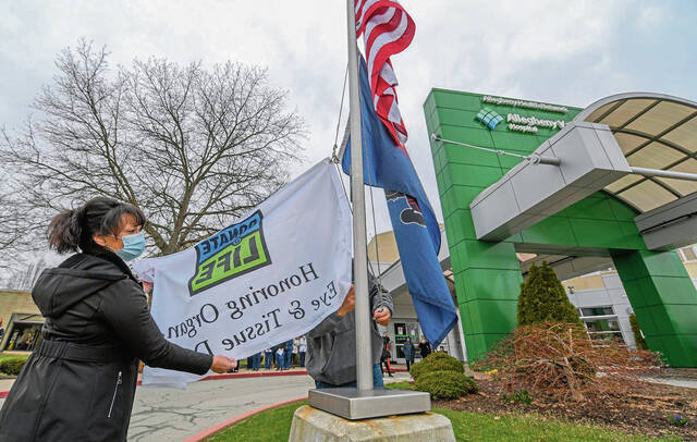 4913793_web1_vnd-avhflagraising100-040522