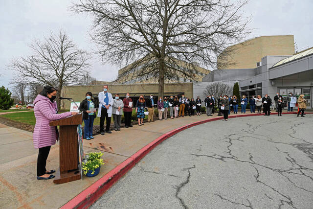 4913793_web1_vnd-avhflagraising101-040522