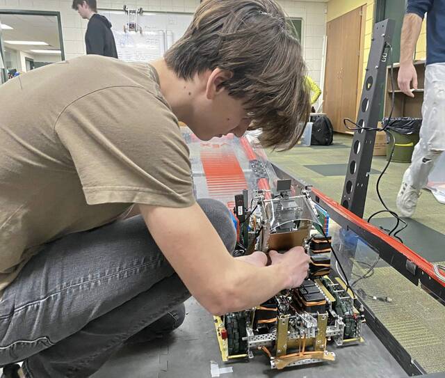 4922011_web1_gtr-PennTraffordWorldRobotComp-040822-2
