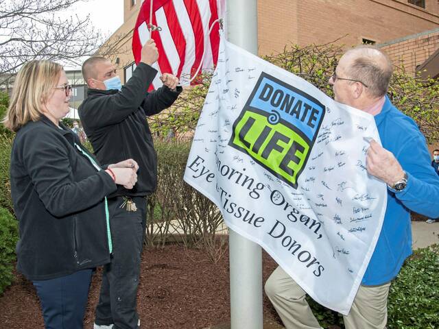 4945310_web1_te-donatelifeflag-042122-2