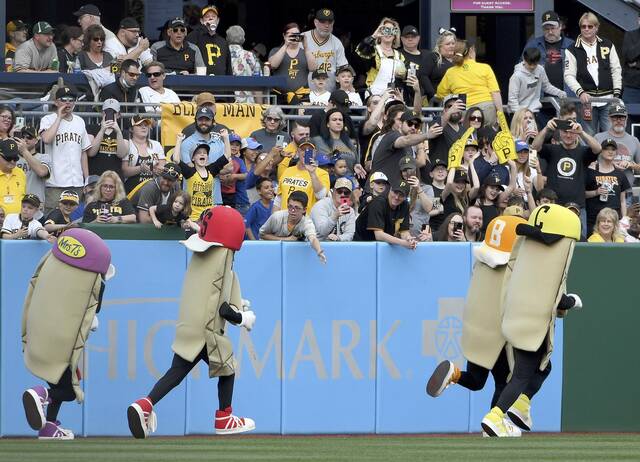 4948686_web1_gtr-PiratesOpener06-041322