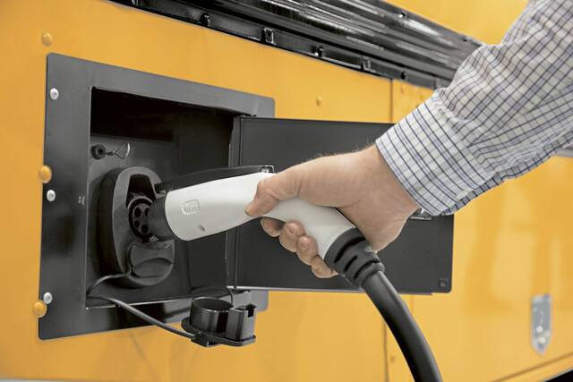 5068803_web1_pcj-ElectricBusesPR3-060222