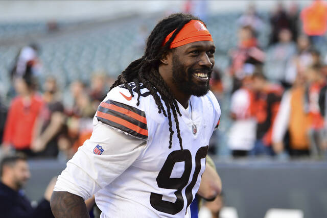 Jadeveon Clowney re-signing with Browns for 2022 season