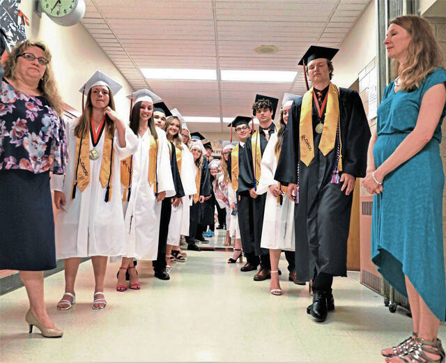 5081129_web1_vnd-SpringdaleHSgrads2022A-052822