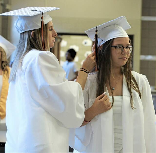 5081129_web1_vnd-SpringdaleHSgrads2022B-052822