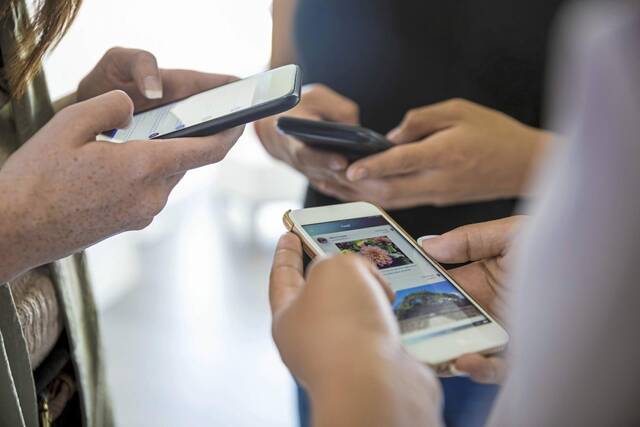 5083556_web1_web-cellphones